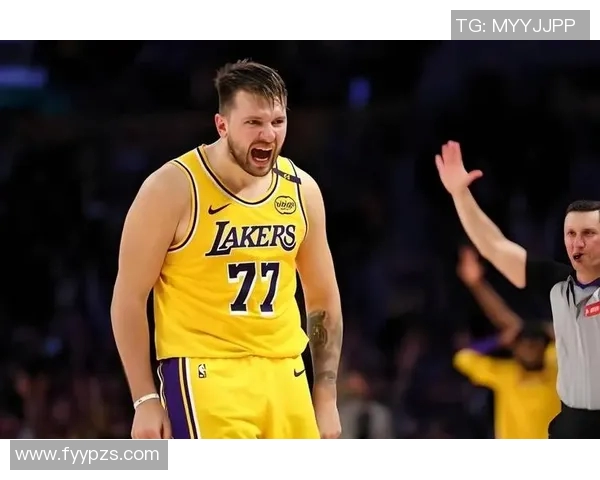 湖人要想走的远必须组双塔，湖人也有意让东契奇与小里去与艾顿打更多的配合去磨合