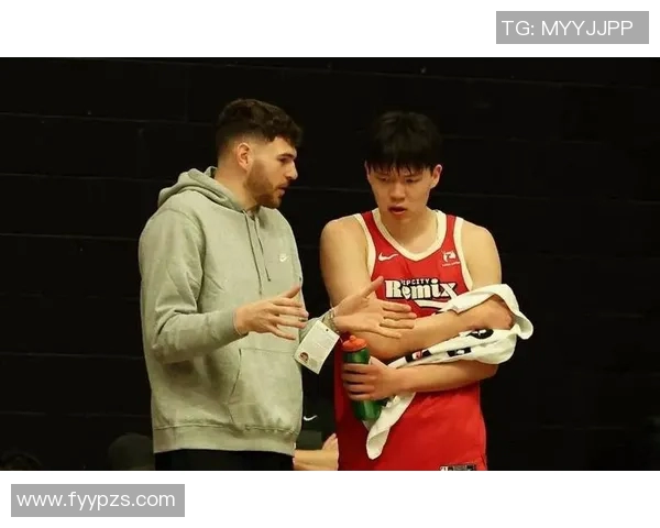 斯普利特和克林根现场观战混音比赛 后者还在场边指导杨瀚森！